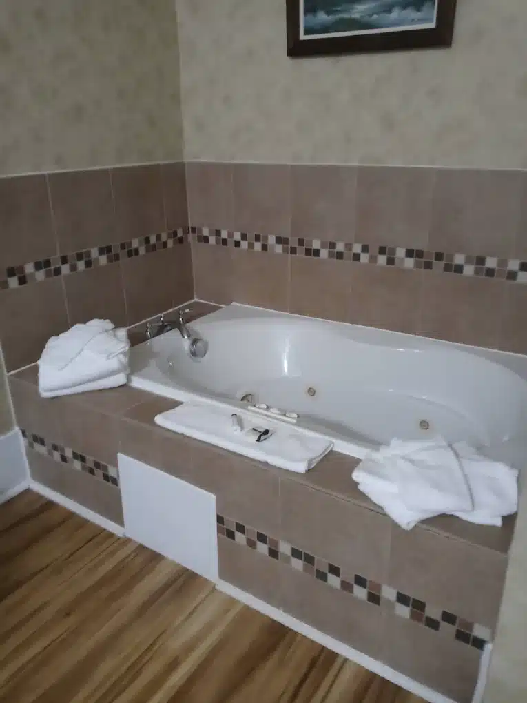 The Island House Hotel has Jacuzzi suites