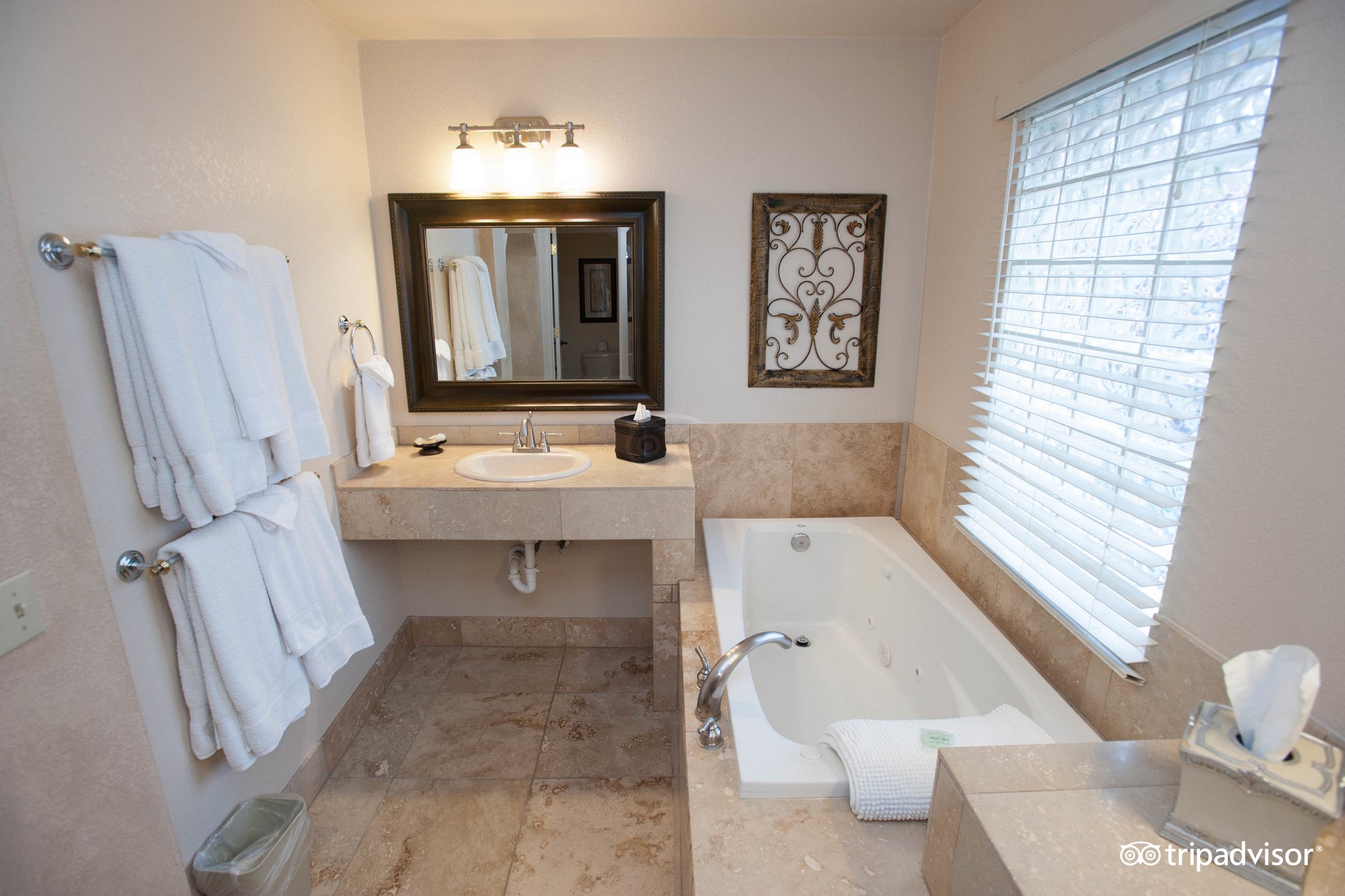 The Lodge On Route 66 has Jacuzzi suites
