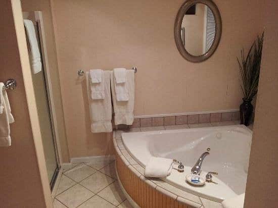 The Mount Vernon Inn has Jacuzzi suites