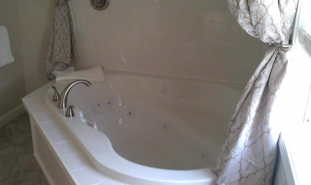 The Victoria Inn Bed & Breakfast has Jacuzzi suites