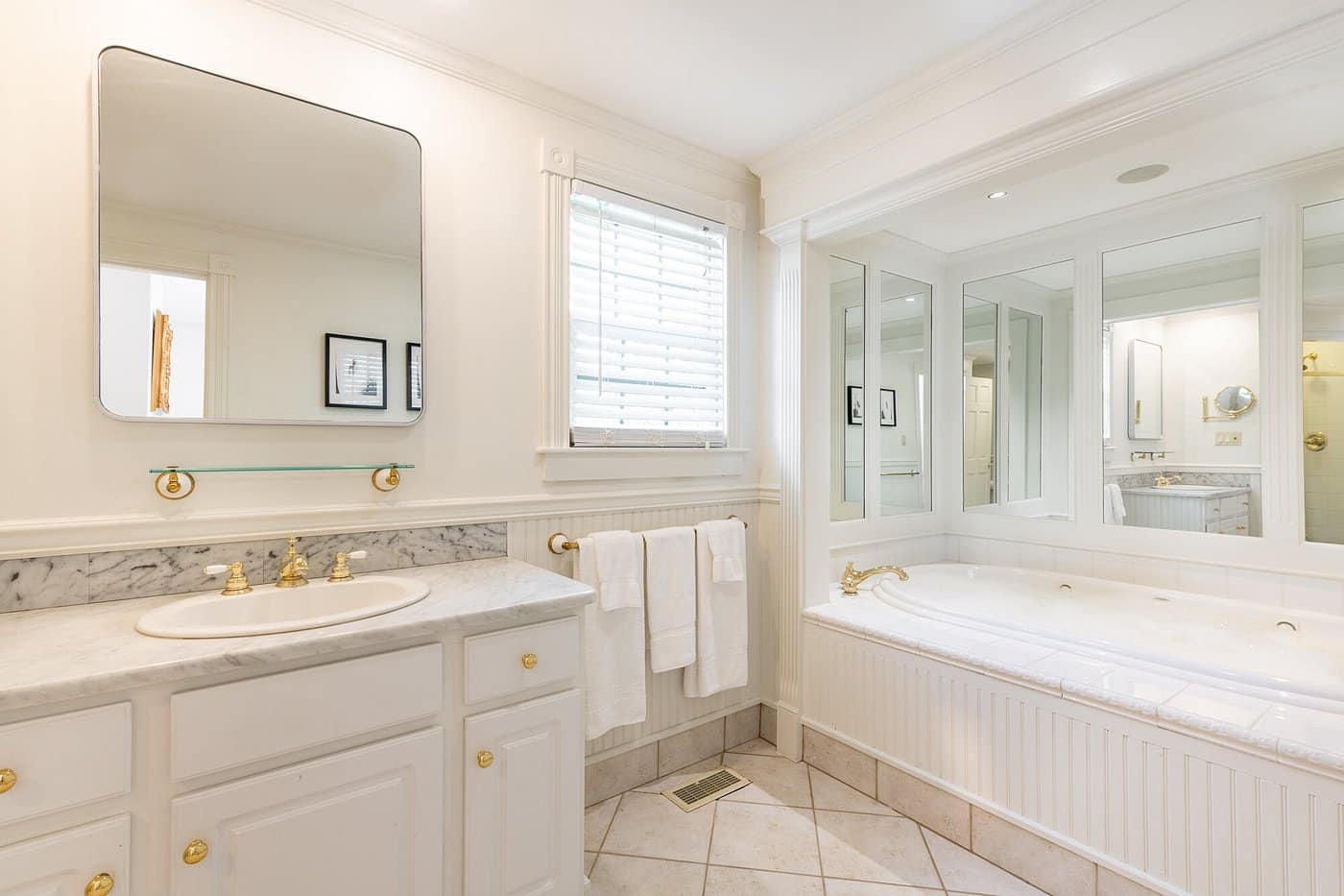 The Wentworth Inn has Jacuzzi suites