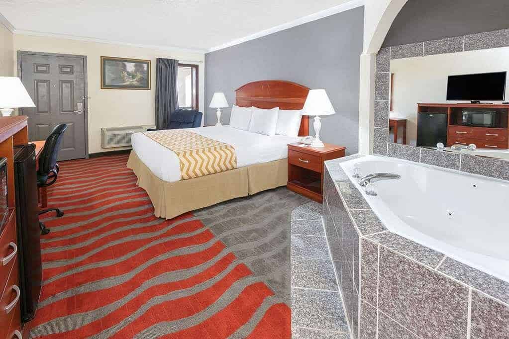 Travelodge by Wyndham Norman has Jacuzzi suites