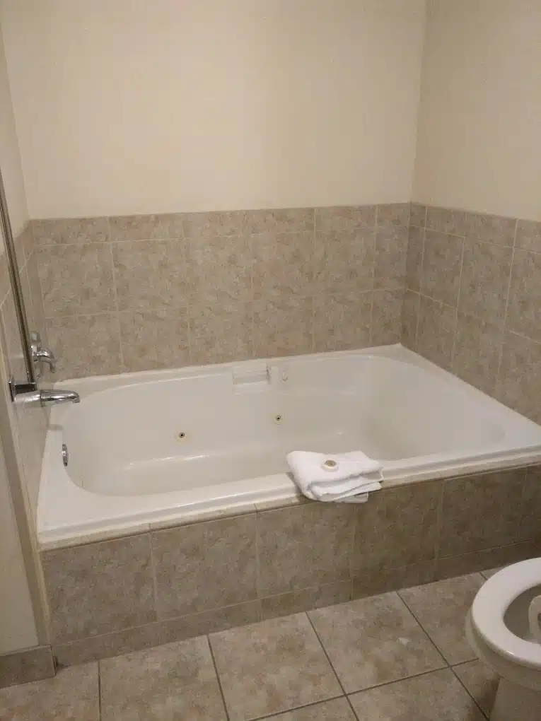 Triple Play Resort Hotel & Suites has Jacuzzi suites