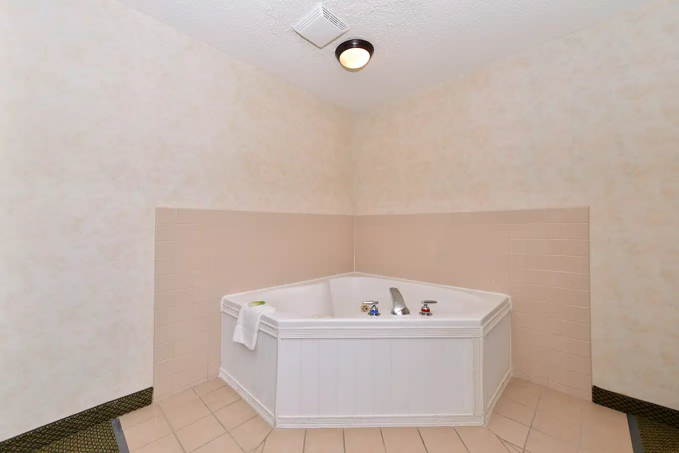 Vagabond Inn Executive - Green Valley Sahuarita has Jacuzzi suites
