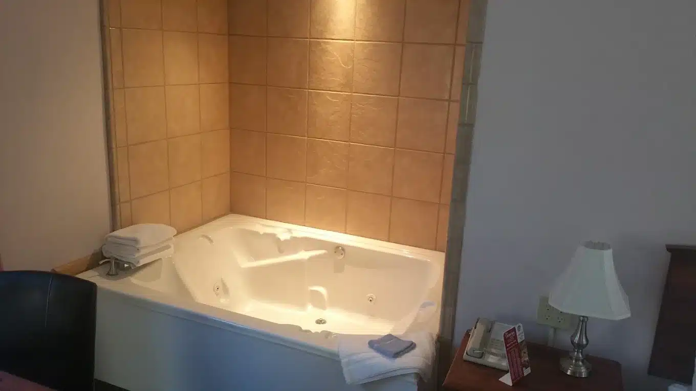 Victorian Inn & Suites York NE has Jacuzzi suites