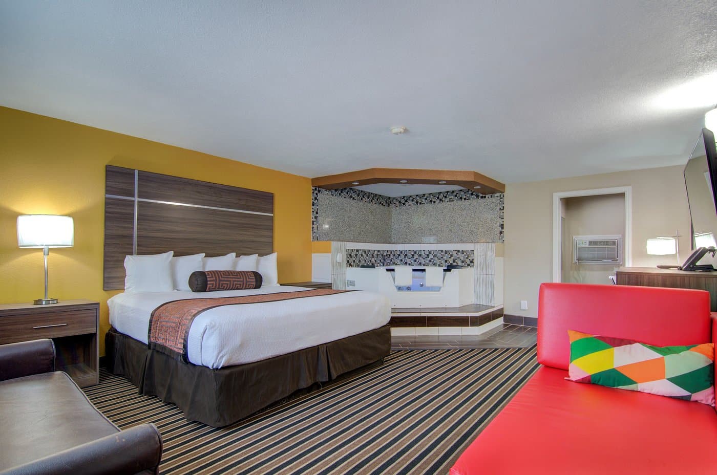 Westbridge Inn & Suites Clinton MO has Jacuzzi suites