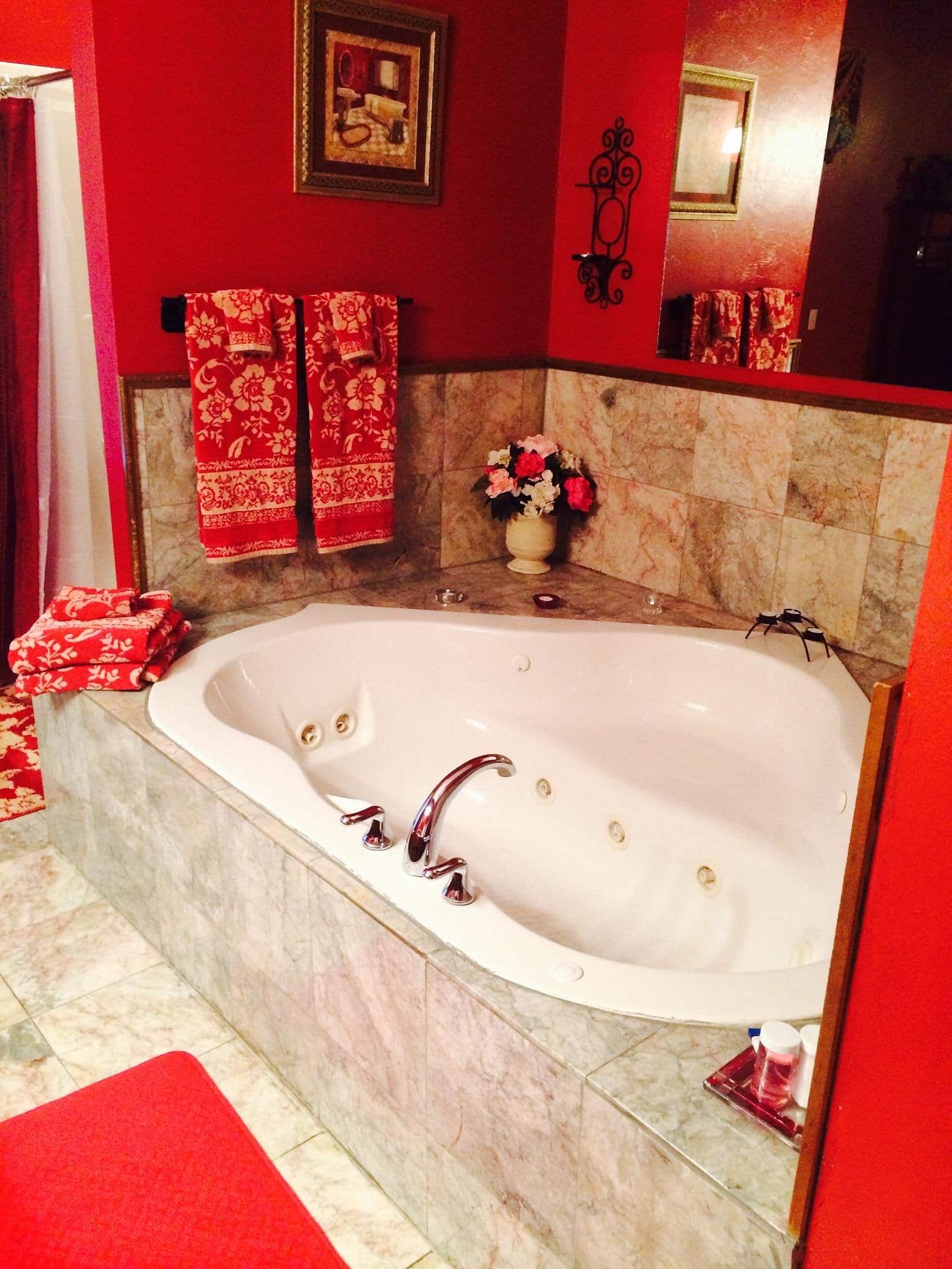 Whispering Pines Bed and Breakfast has Jacuzzi suites