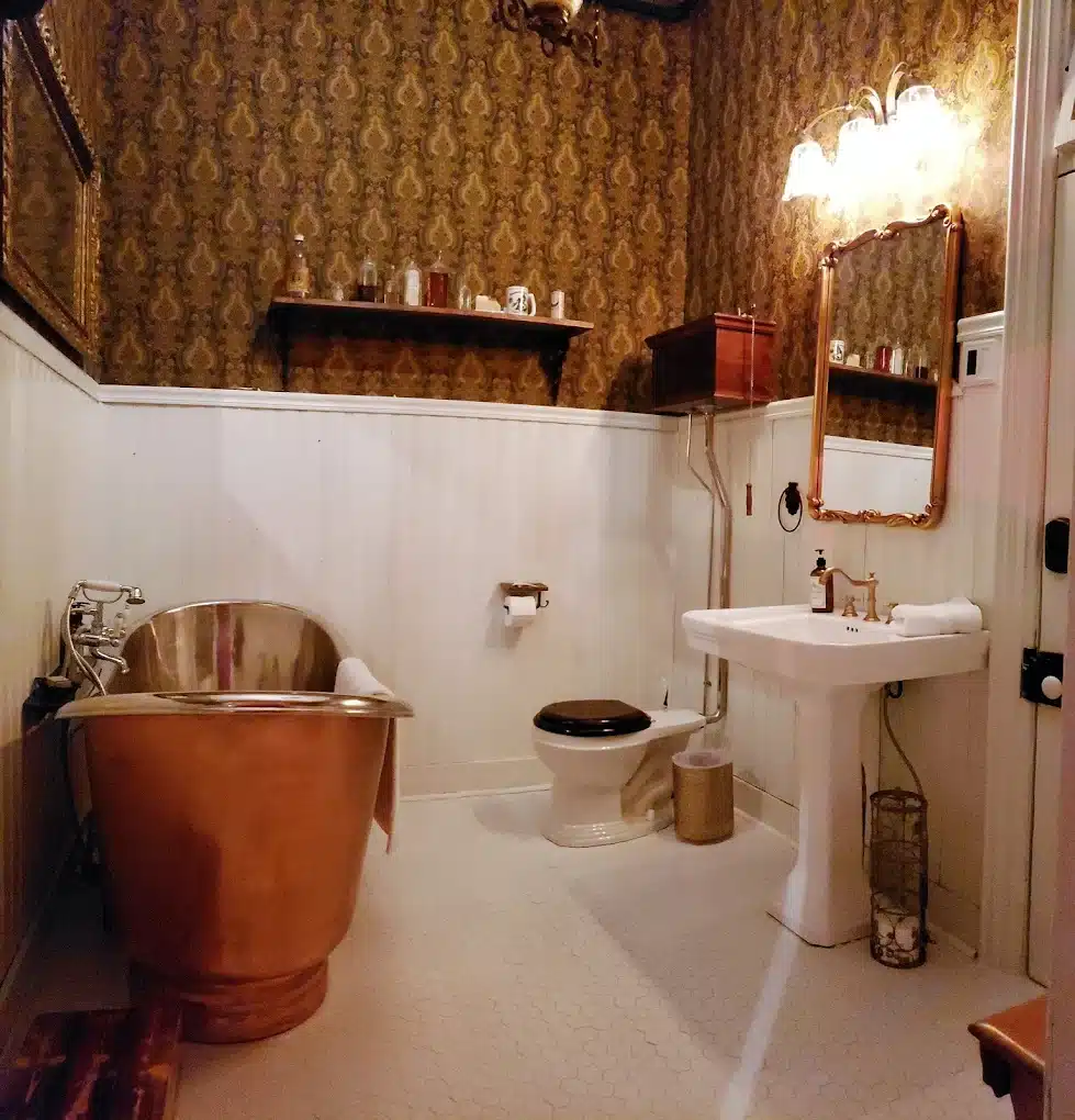 White House Hotel has suites with private spa tub