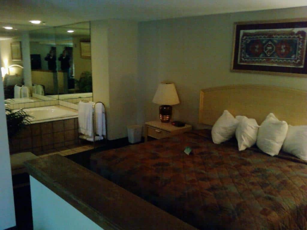 Will Rogers Hotel has Jacuzzi suites
