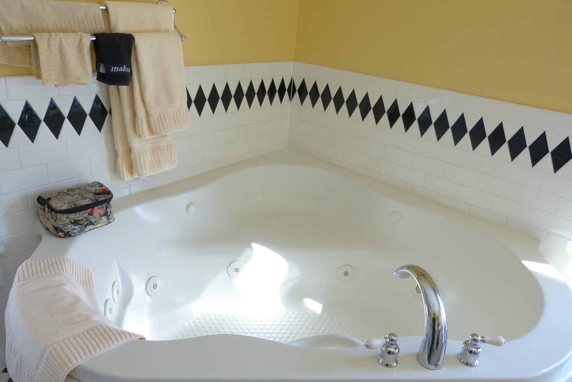 Woodstock Inn Station & Brewery has Jacuzzi suites