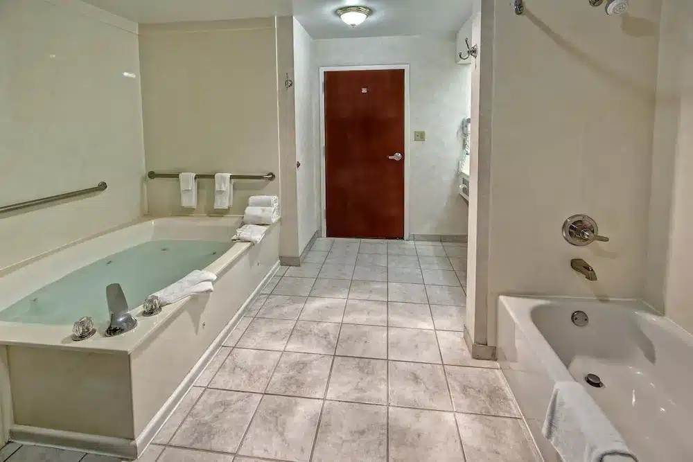 Hampton Inn Morristown has Jacuzzi suites
