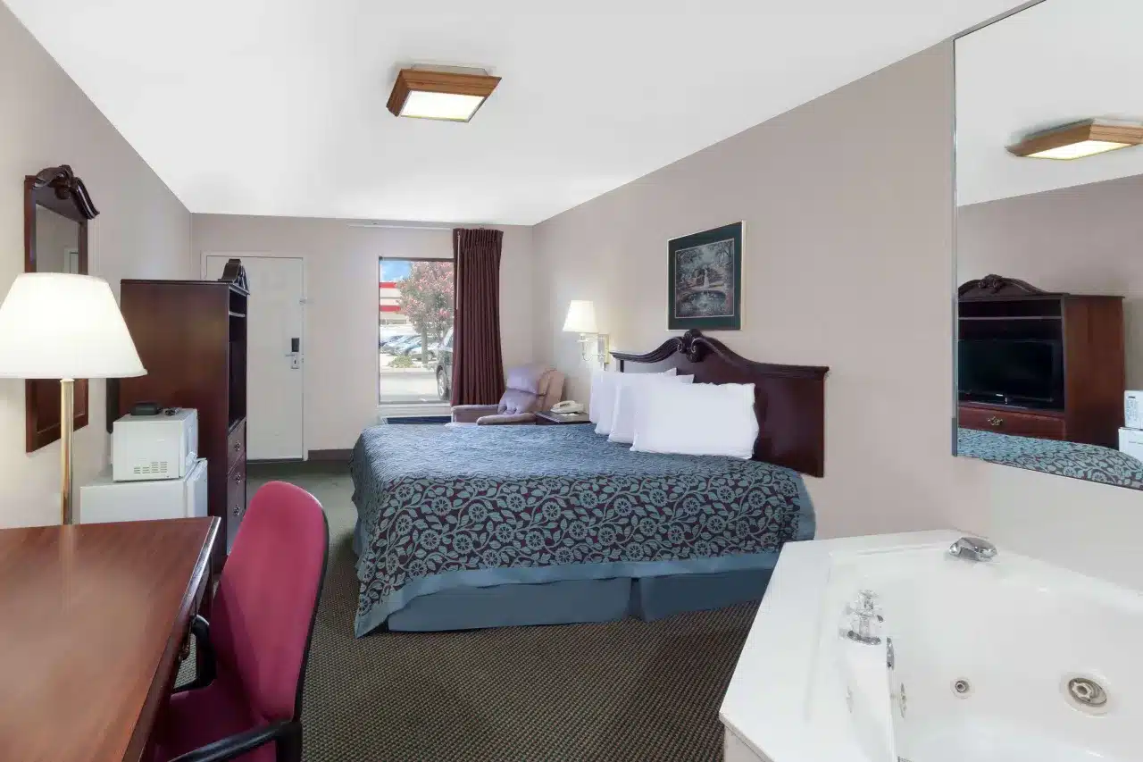 Days Inn by Wyndham Morristown has Jacuzzi suites