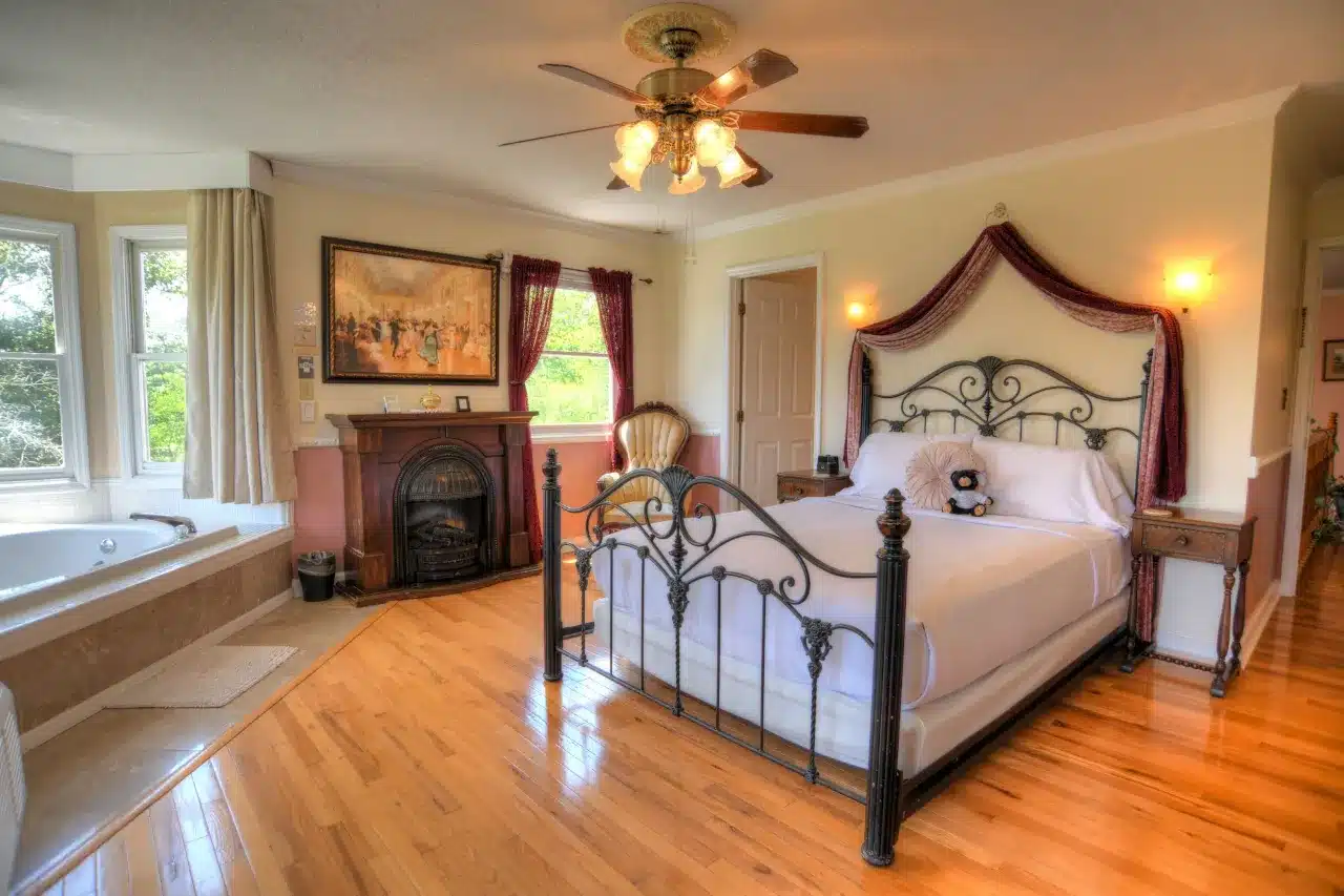 Blue Mountain Mist Country Inn and Cottages has Jacuzzi suites