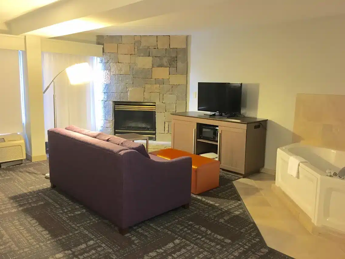 Hampton Inn Sevierville has Jacuzzi suites