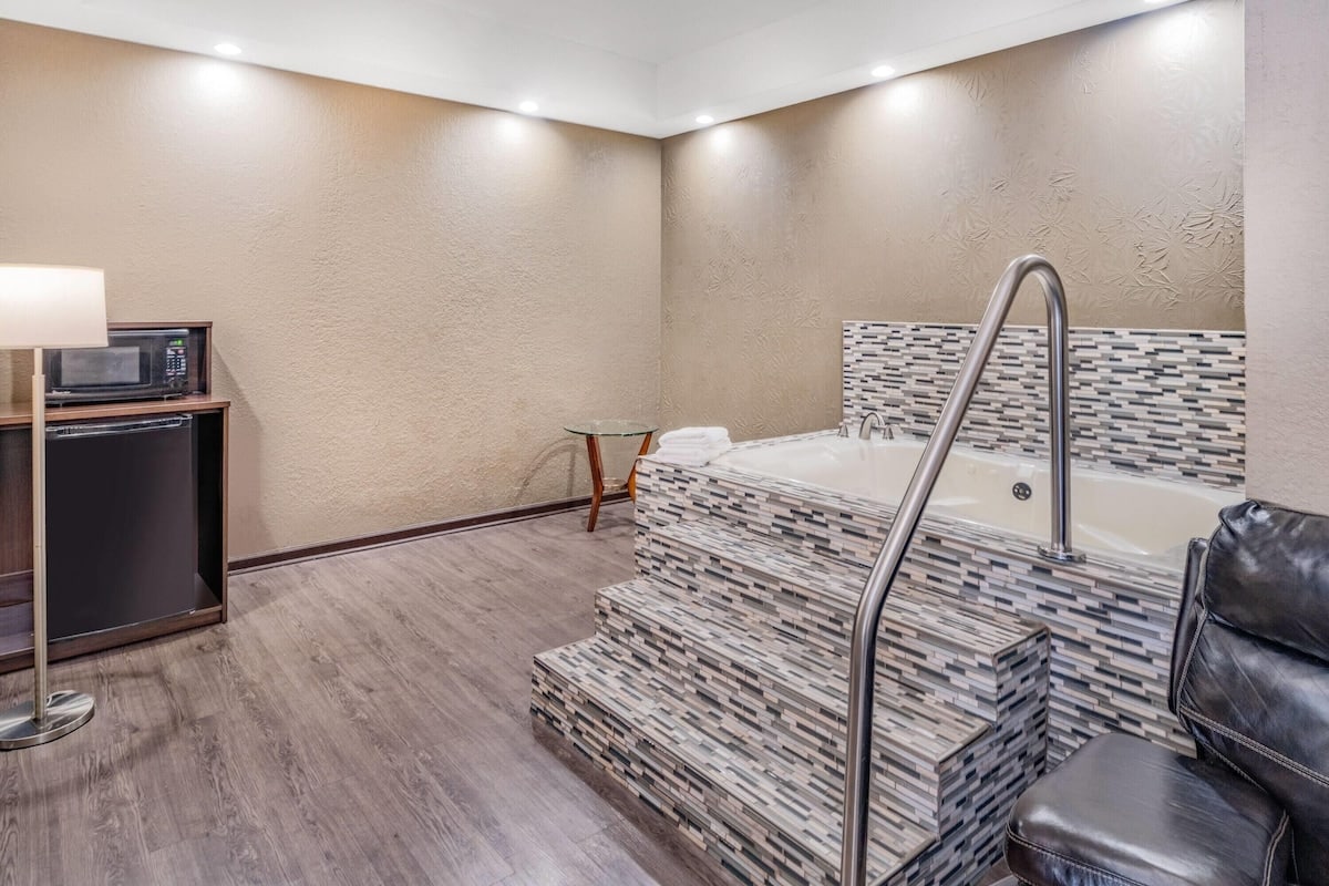 Super 8 by Wyndham Columbia has Jacuzzi suites