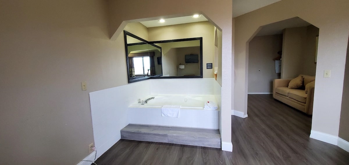 Super 8 by Wyndham Paris TN has Jacuzzi suites