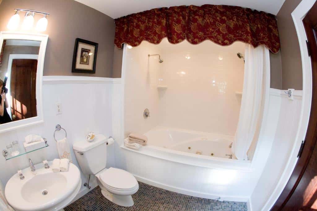 The Belvedere Inn & Restaurant has jacuzzi suites