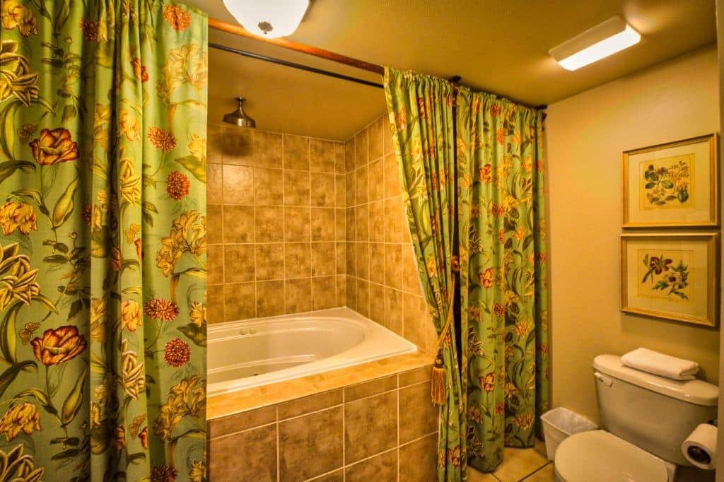 Sandy Cove Inn has jacuzzi suites
