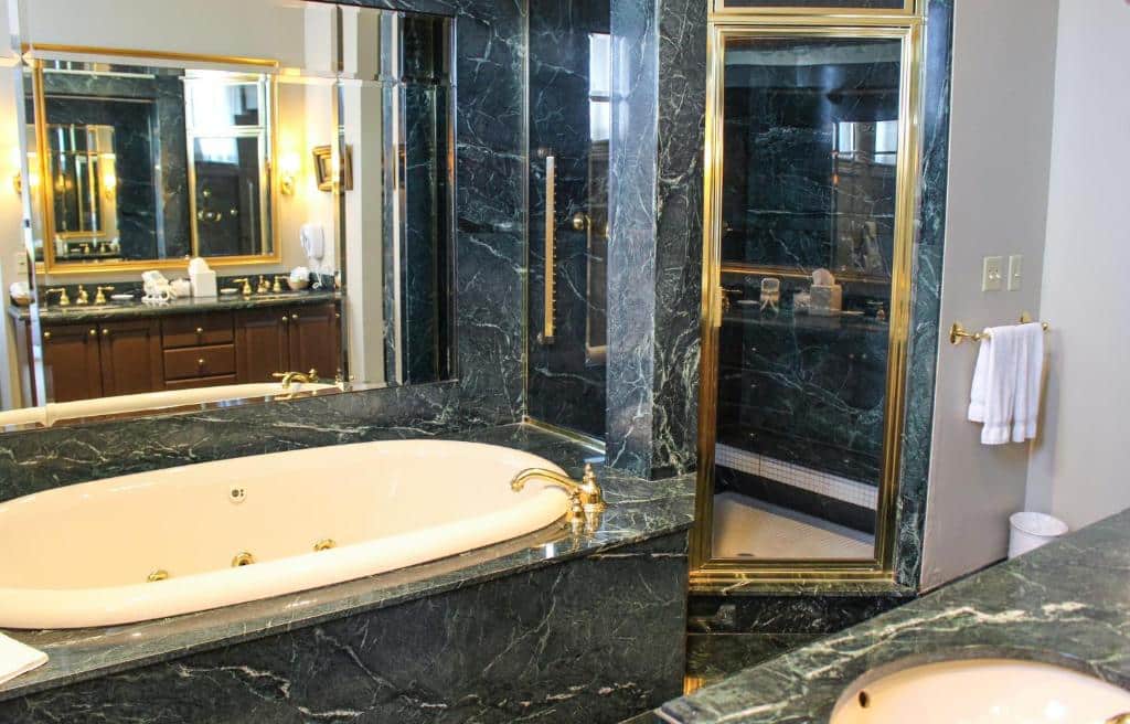 The General Morgan Inn has Jacuzzi suites