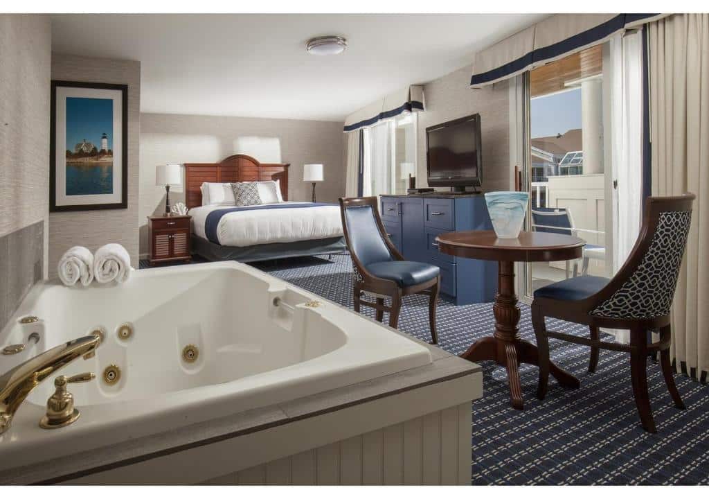 Hyannis Harbor Hotel has jacuzzi suites