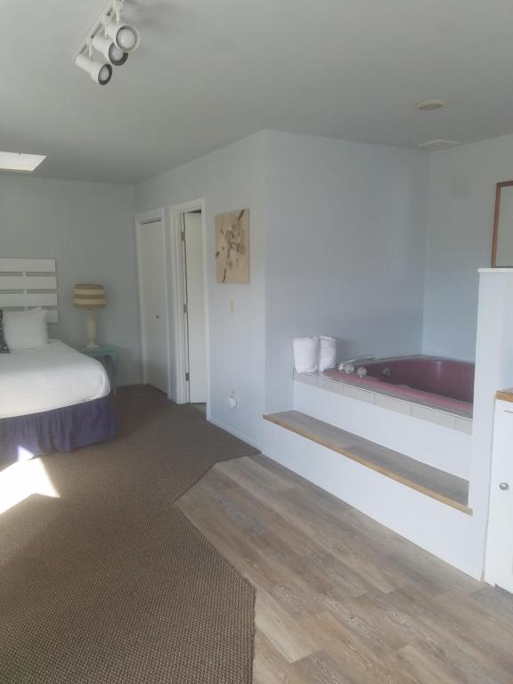 The Guesthouse Ocean View Cottages has jacuzzi suites