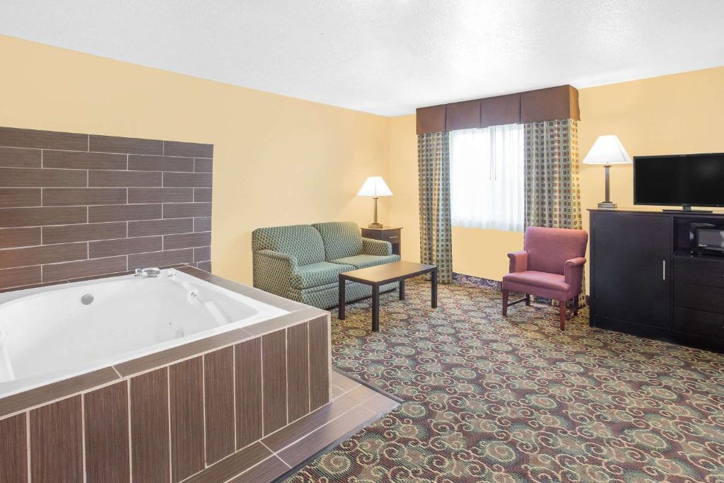 Baymont by Wyndham Holland has jacuzzi suites