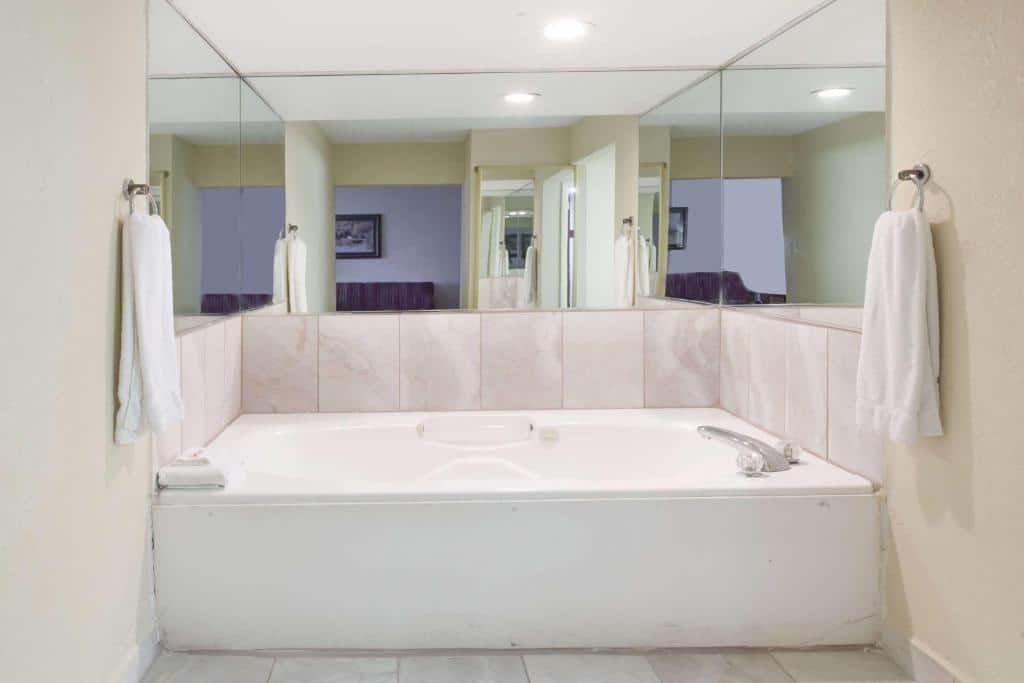 Ramada by Wyndham Lebanon has Jacuzzi suites