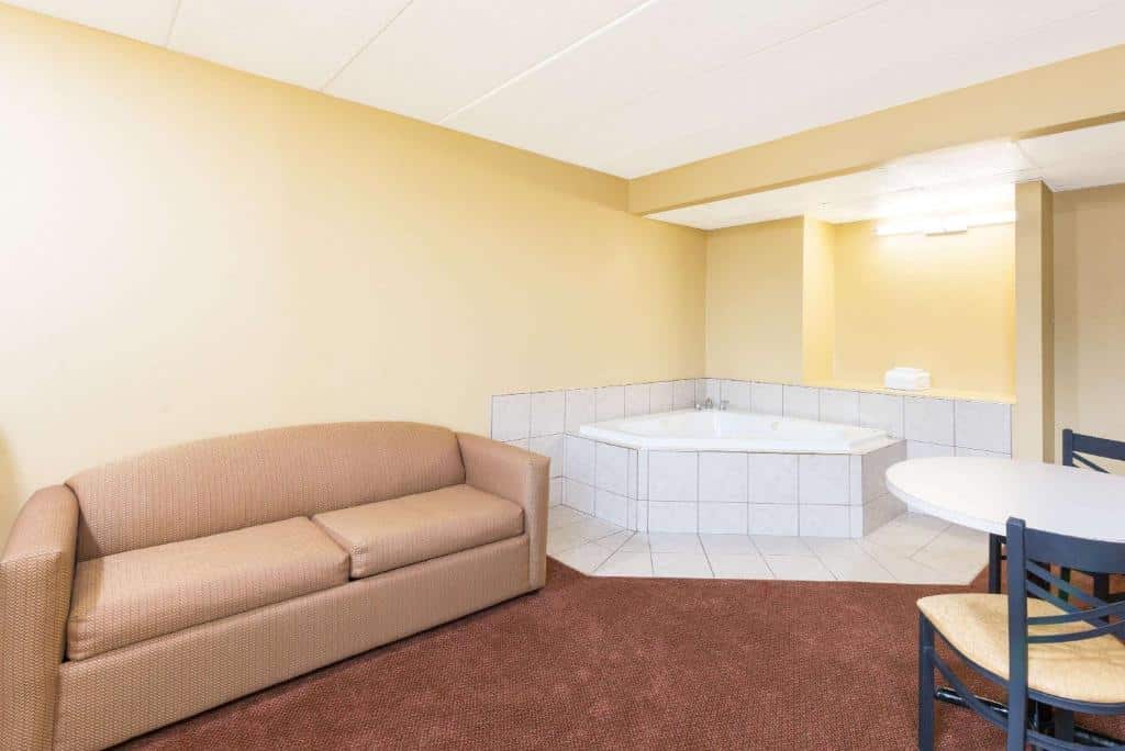 Days Inn by Wyndham Hagerstown I-70 has private jacuzzi