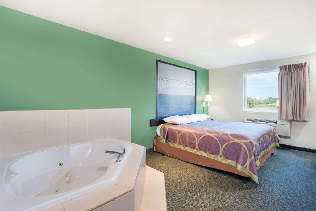 Super 8 by Wyndham Hagerstown/Halfway Area has private jacuzzi