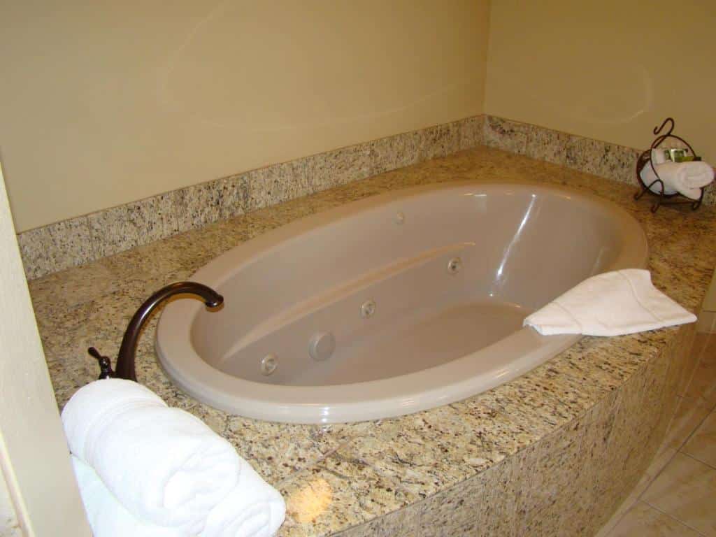StoneCreek Lodge Missoula has jacuzzi suites