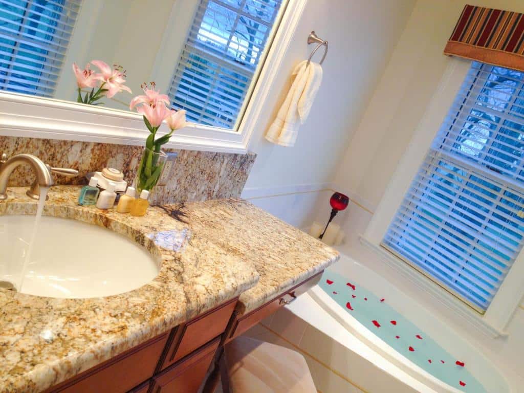 Hillbrook Inn & Spa has jacuzzi suites