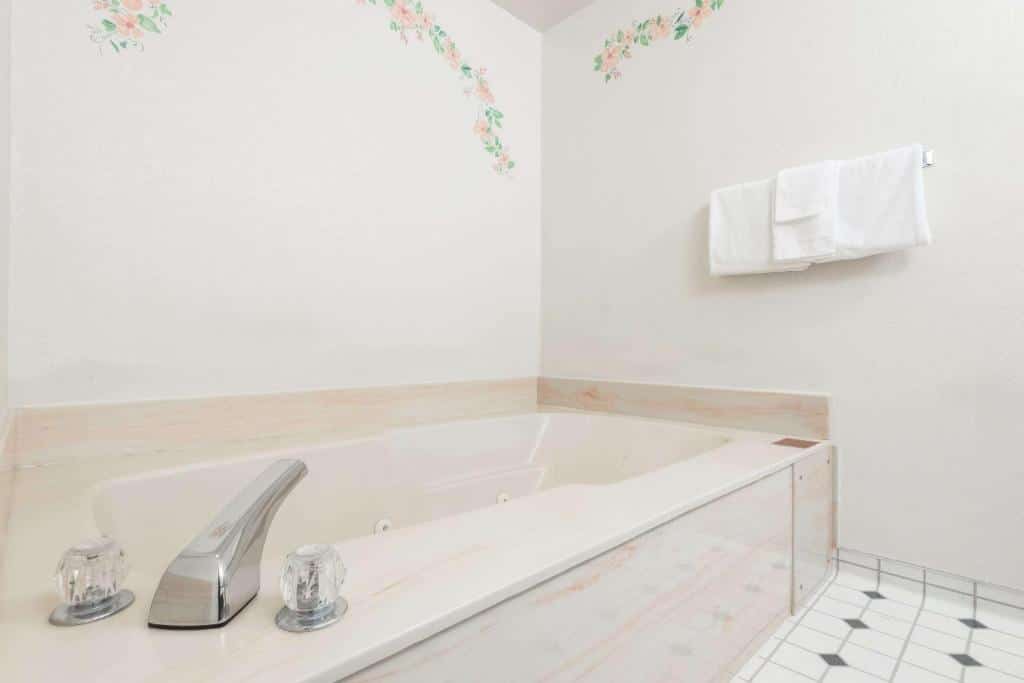 Super 8 by Wyndham Missoula/Reserve St. has jacuzzi suites