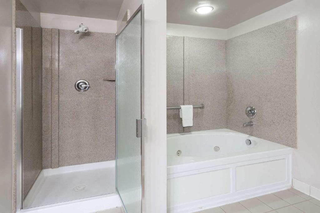 Wingate by Wyndham Chesapeake has private jacuzzi