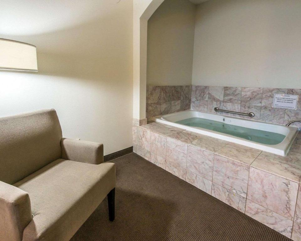 Sleep Inn & Suites Winchester near University has jacuzzi suites