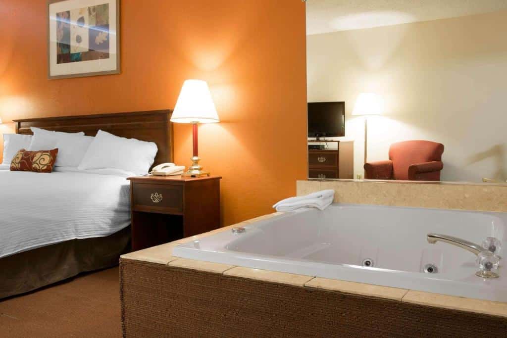 Rodeway Inn Muskegon has jacuzzi suites
