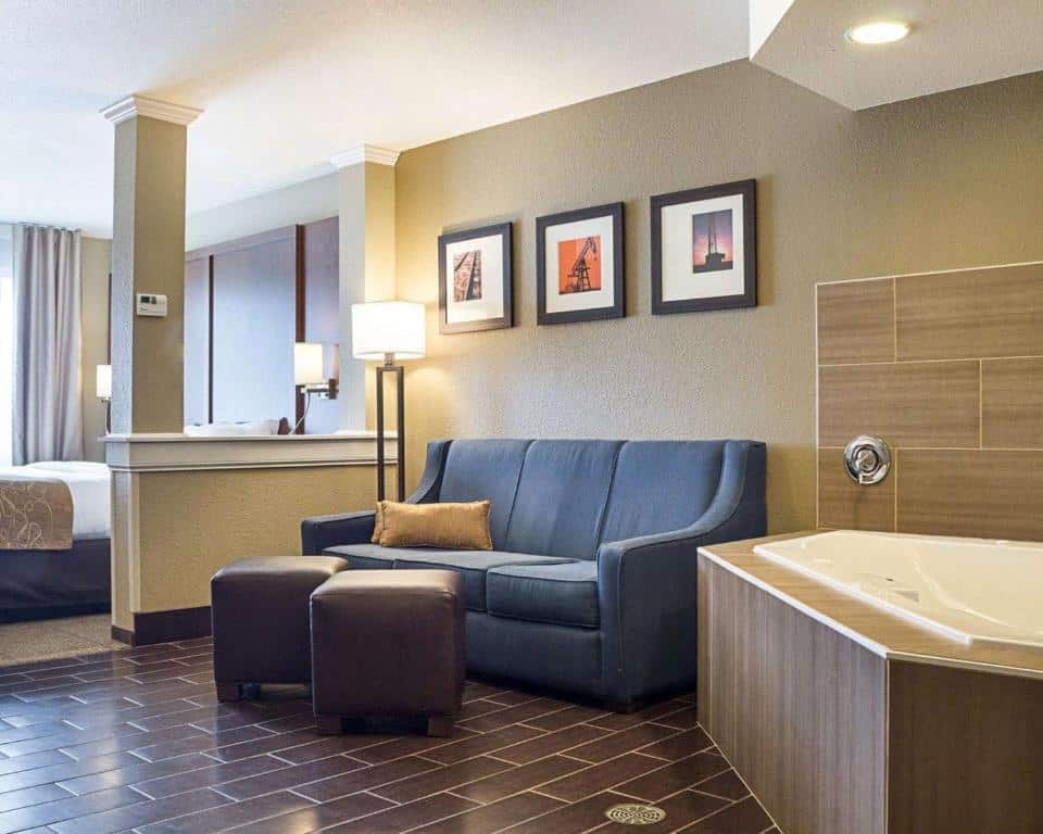 Comfort Suites Minot has private jacuzzi
