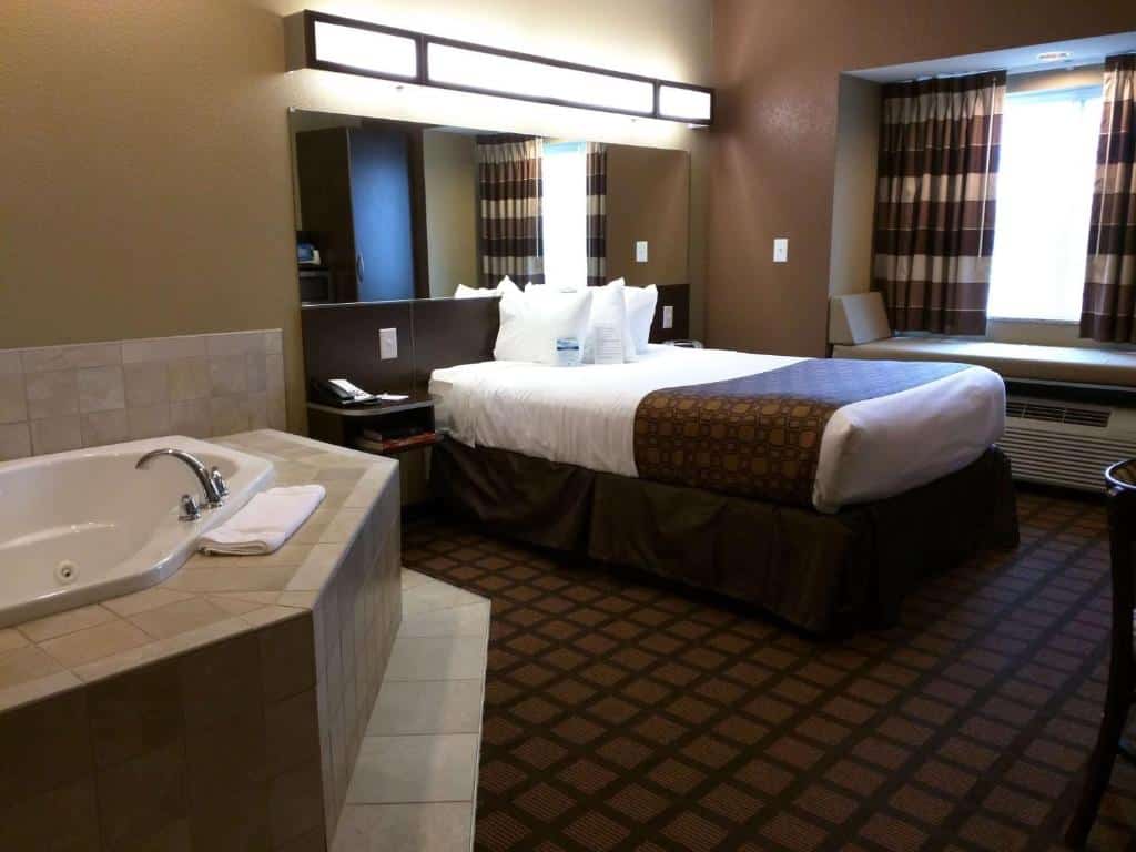 Microtel Inn & Suites by Wyndham Minot has private jacuzzi