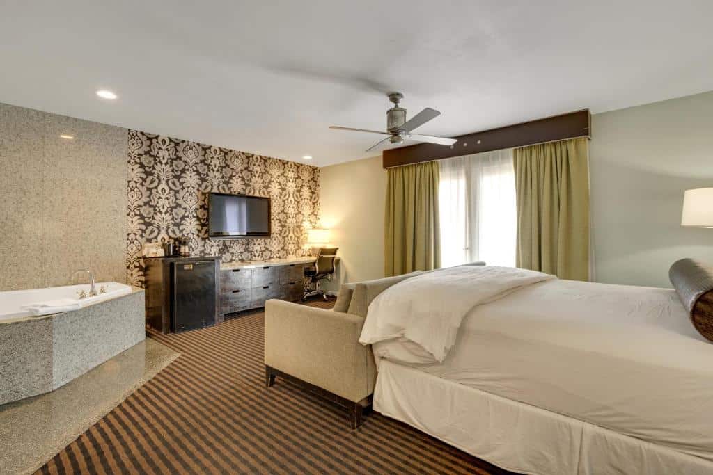 3 Peaks Resort & Beach Club has jacuzzi suites