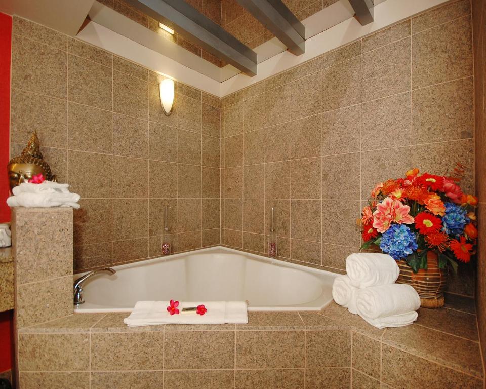 Plaza Inn & Suites - Hagerstown has private jacuzzi