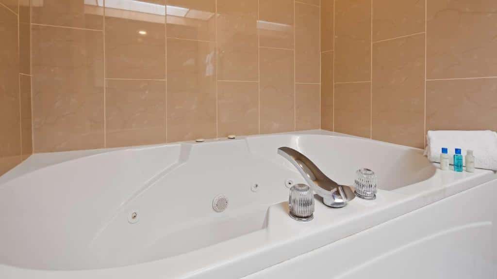 Best Western Plaza Hotel Saugatuck has jacuzzi suites