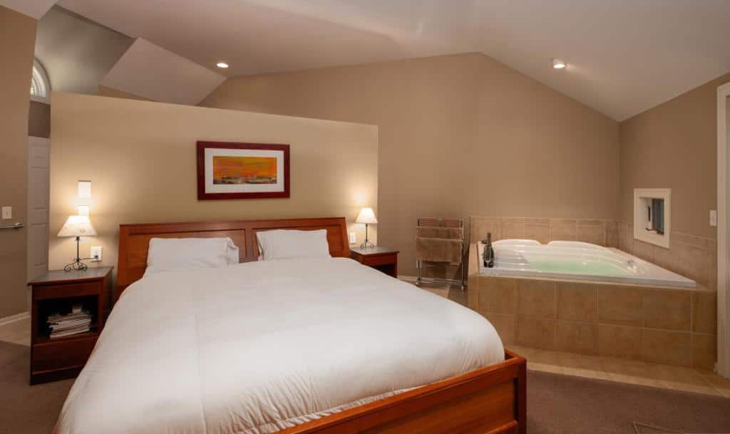 Pigeon Creek Inn has jacuzzi suites