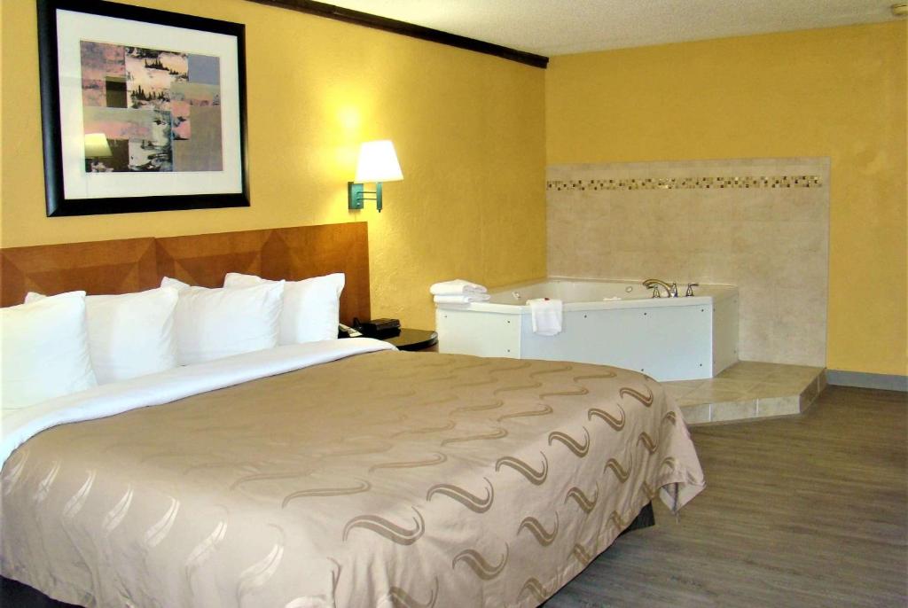 Baymont by Wyndham Front Royal Near Shenandoah National Park has jacuzzi suites