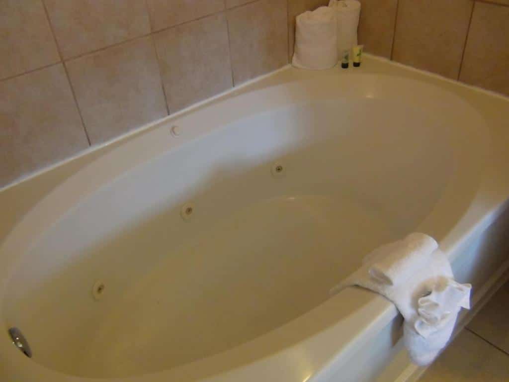 Alpine Inn & Spa has jacuzzi suites