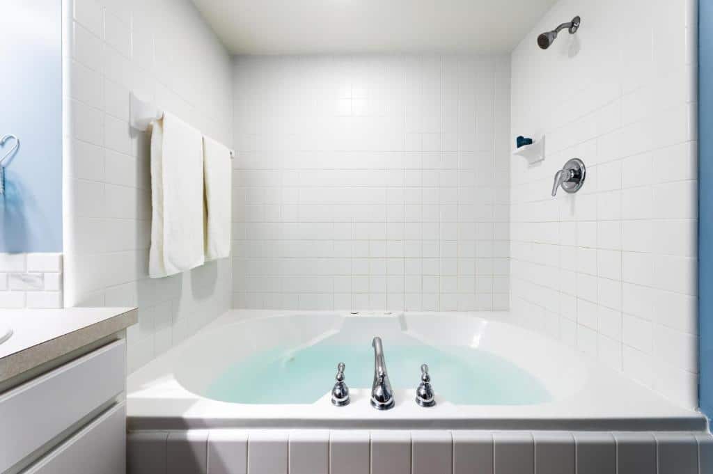 Looking Glass Beachfront Inn has jacuzzi suites