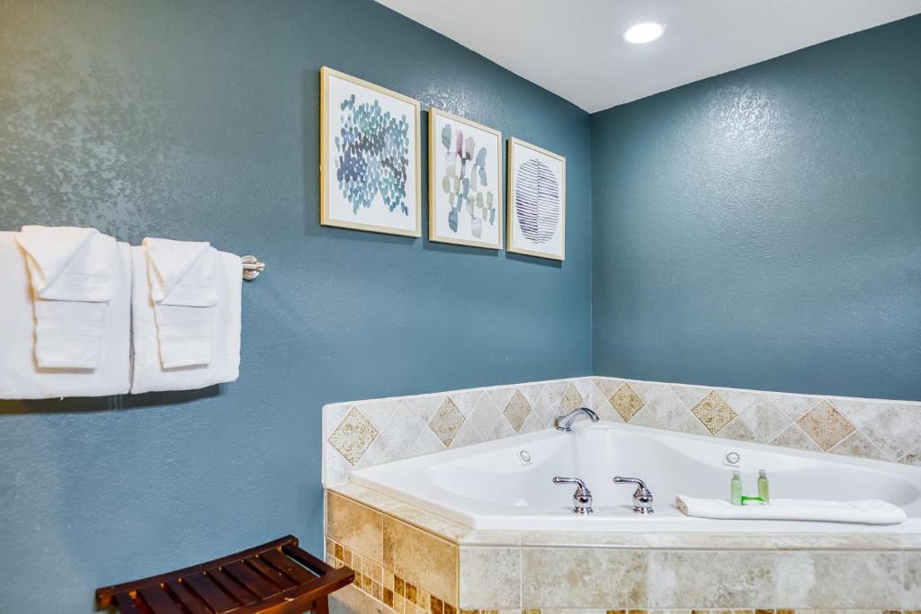 Inn at Haystack Rock has jacuzzi suites