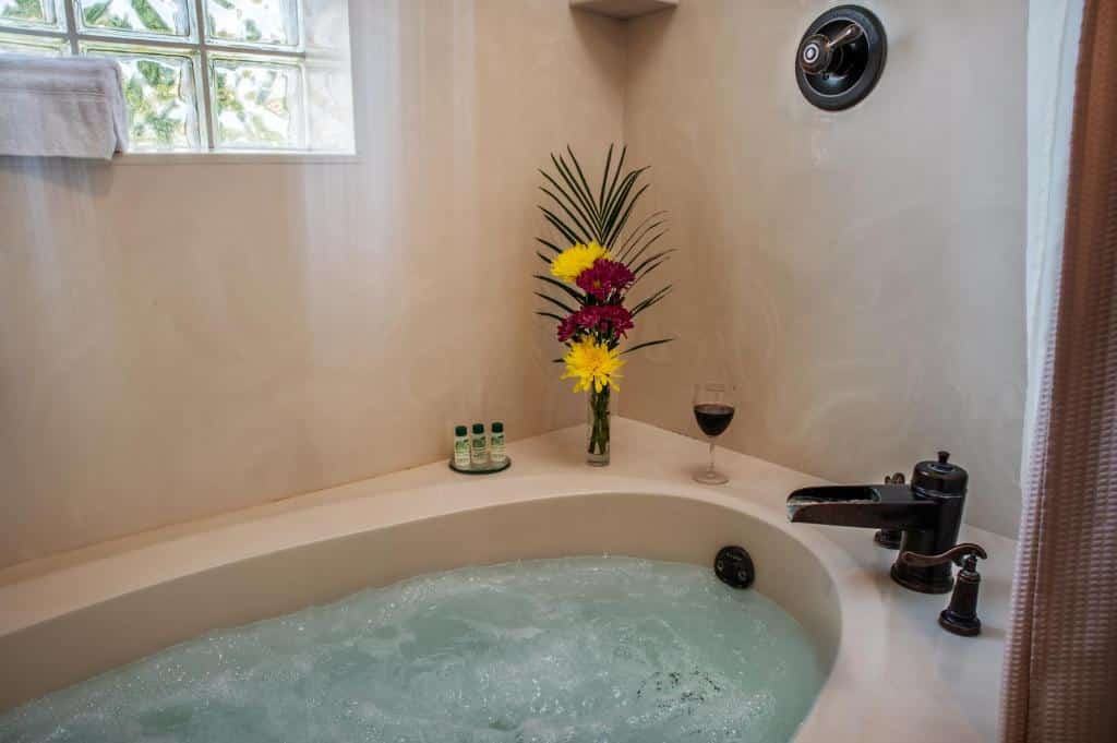 Woodrow House Bed and Breakfast has Jacuzzi suites