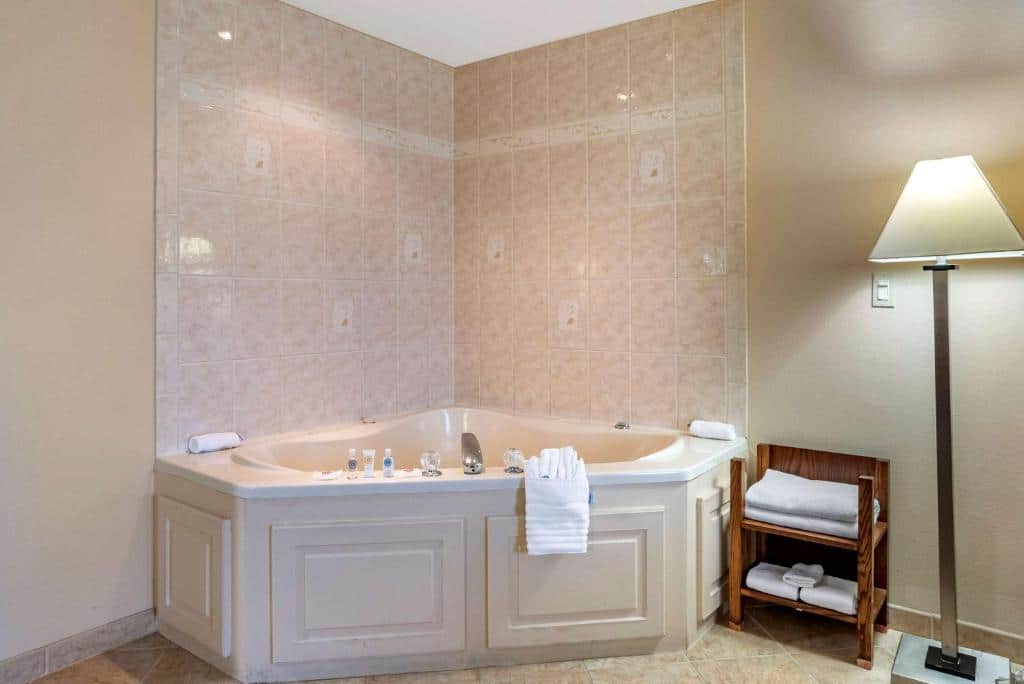 Comfort Suites Hagerstown has private jacuzzi