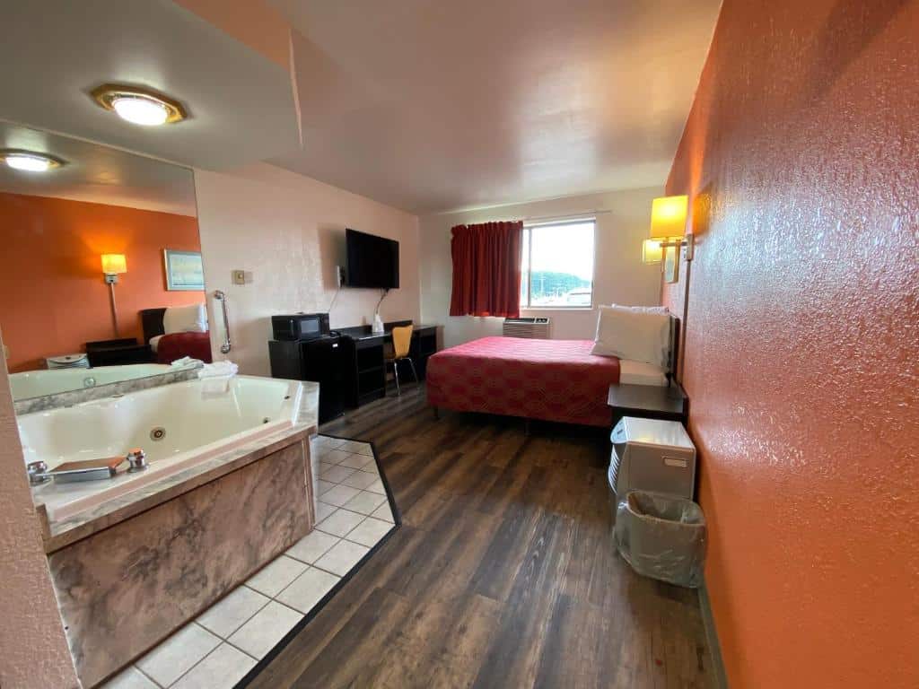 Reliance Inn has jacuzzi suites