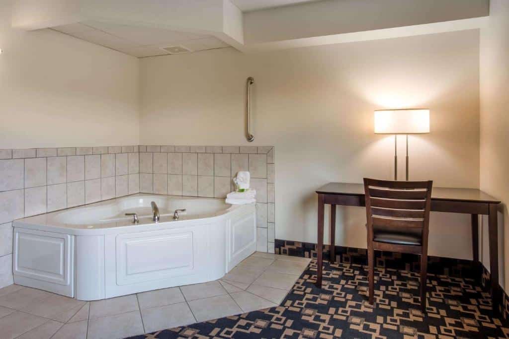 AmericInn by Wyndham Wausau has jacuzzi suites