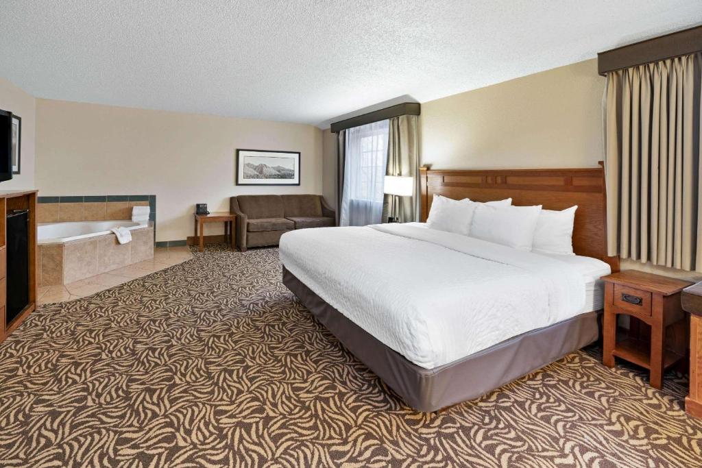 La Quinta Inn by Wyndham Missoula has jacuzzi suites